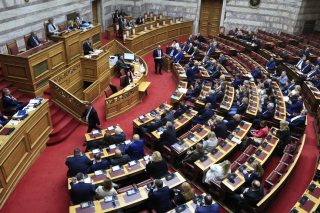 Αλλεπάλληλες συγκρούσεις για τα «γαλάζια» σκάνδαλα στη Βουλή
